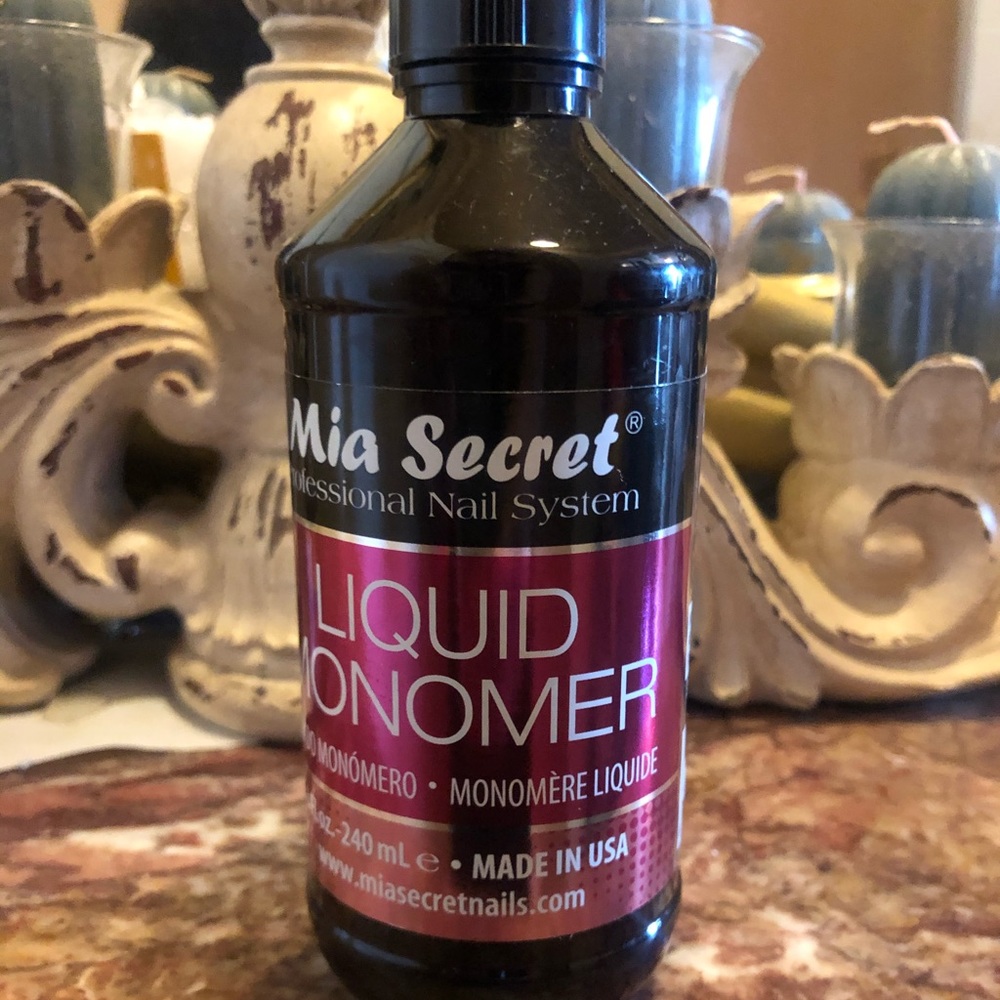 Brand new 8oz Mia secret monomer
